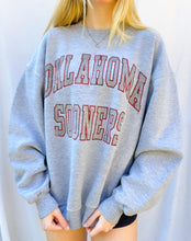 Load image into Gallery viewer, (M) Oklahoma Sooners Sweatshirt