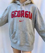 Load image into Gallery viewer, (M) Georgia Nike Hoodie
